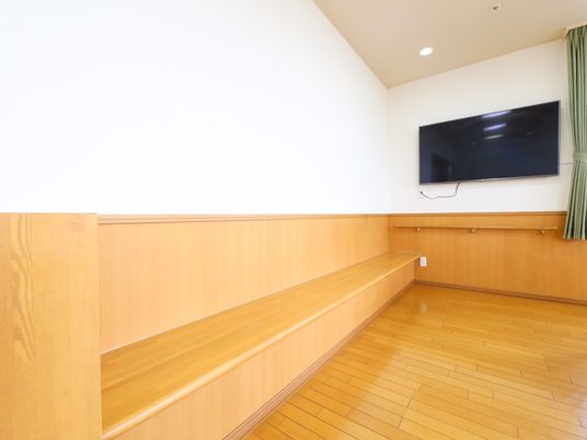 壁掛けテレビのある部屋