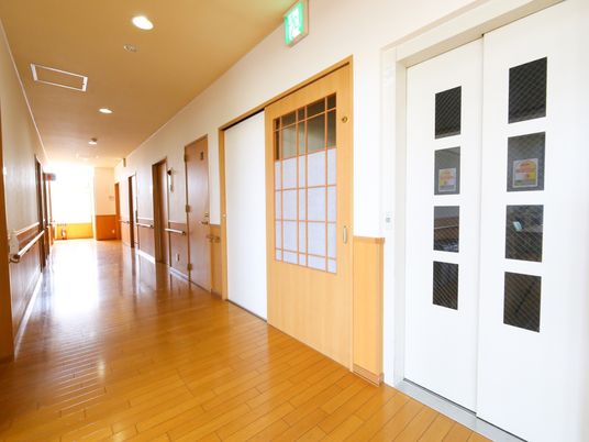 明るい廊下の様子