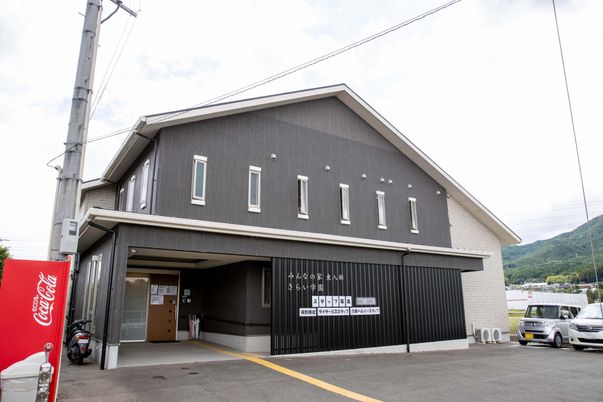 現代的な建物の正面外観