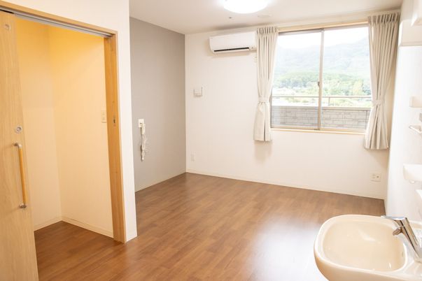 明るい居室の一角
