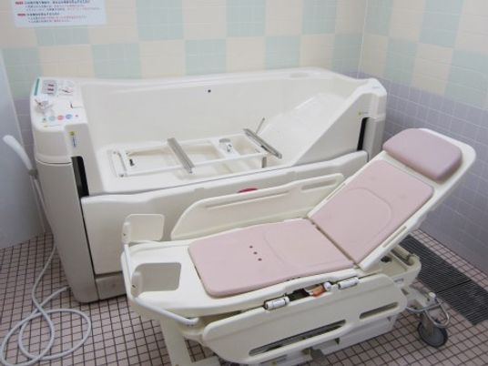 バリアフリー設計の浴室