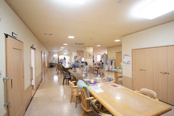 共用の明るい食堂