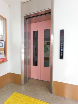 ピンクのエレベーター扉
