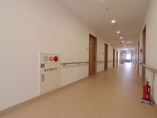広々とした廊下の様子