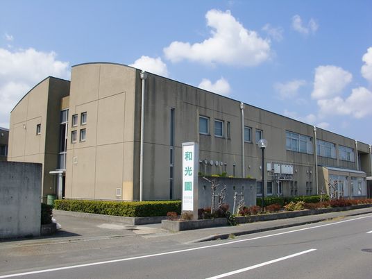 落ち着いた雰囲気の建物外観