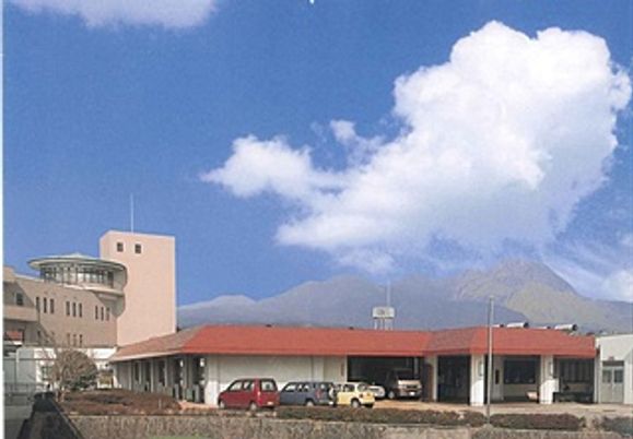 山を背景にした建物