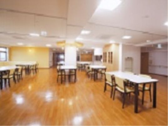 広々とした明るい食堂