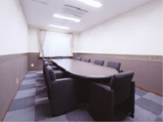 円形テーブルのある会議室