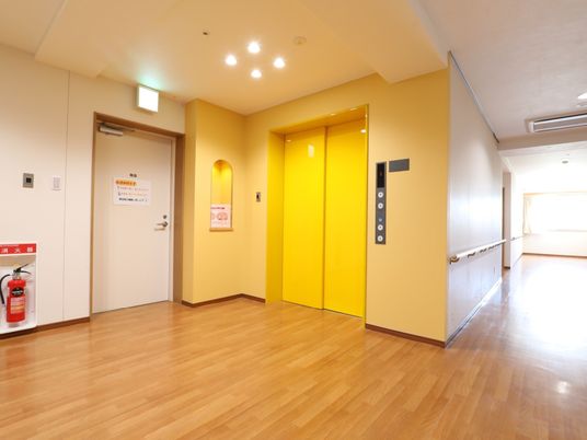 黄色いエレベーター扉