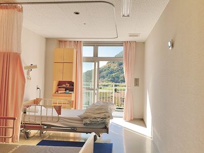 明るい光が差し込む居室