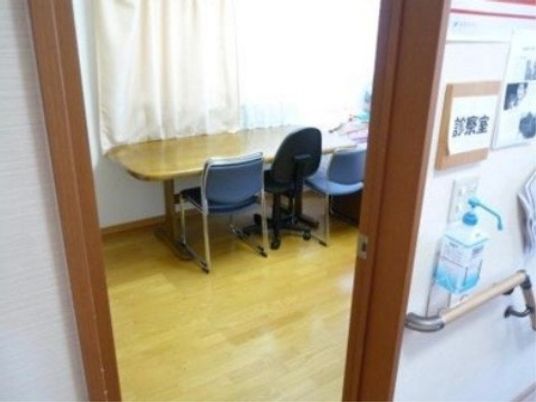 木目調の落ち着いた会議室