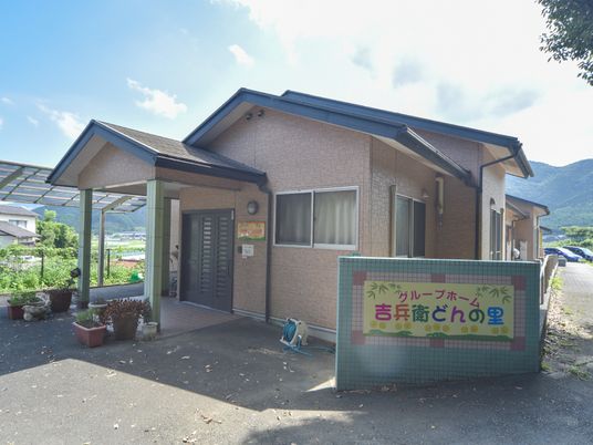 明るい外観の建物