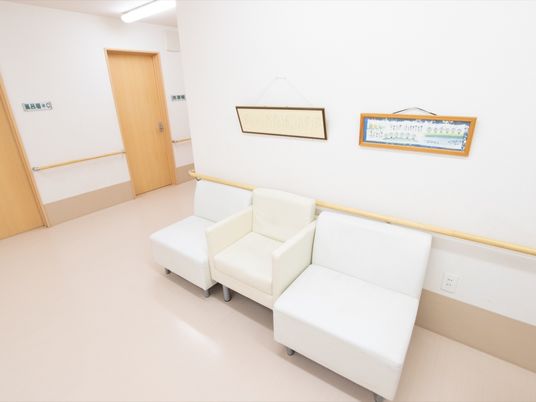 廊下のベンチと掲示物