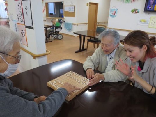 将棋を楽しむ居室の様子
