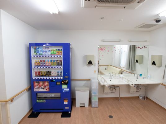 清潔な洗面台と自動販売機