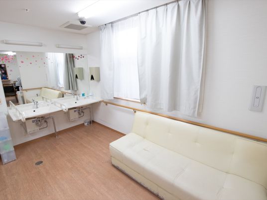 洗面台とソファのある部屋