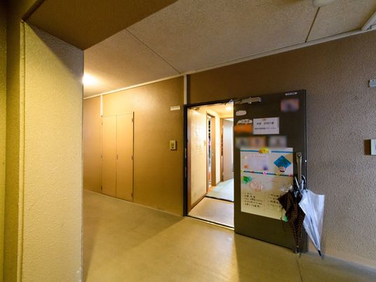 廊下と掲示物のある入口