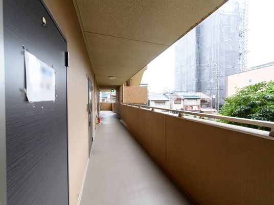 廊下と背景の建物