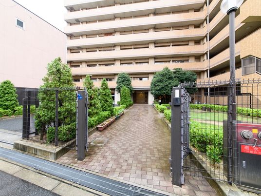 エントランスと緑の様子