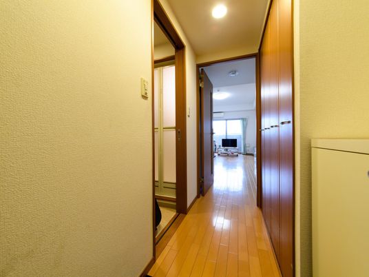 廊下からリビングの風景