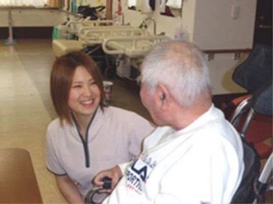 笑顔で話すスタッフと利用者