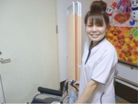 笑顔のスタッフと設備