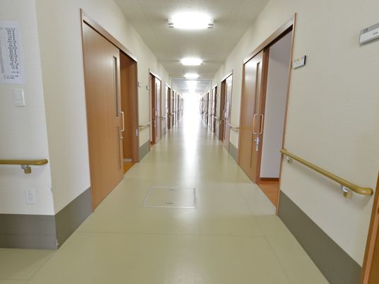 清潔な施設の廊下