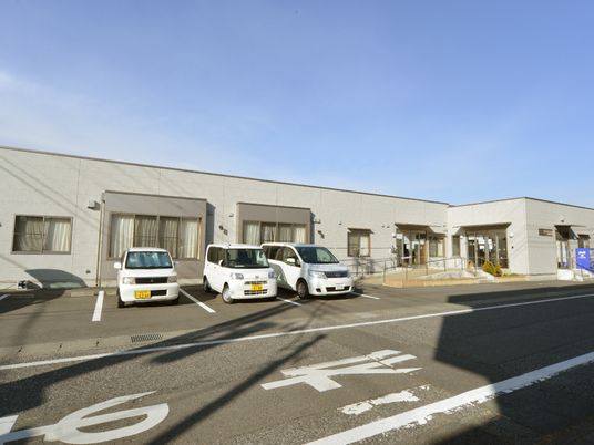 一階建ての明るい外観