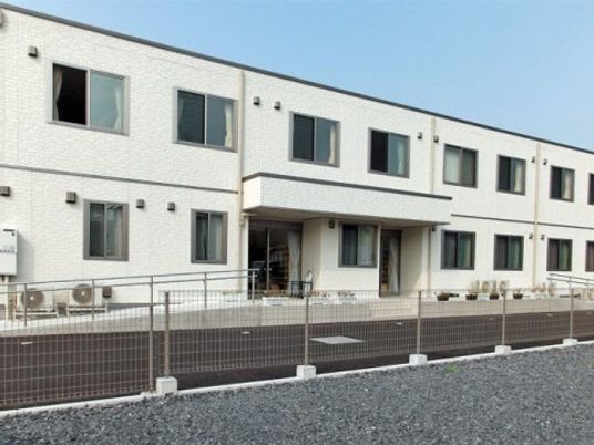 白い建物の外観