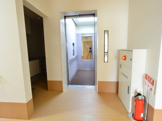 自動ドアのある廊下
