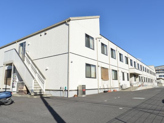 白壁の建物と青空