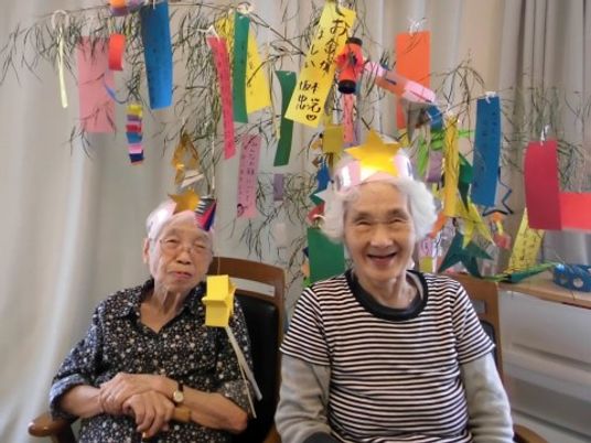 笑顔のお二人と七夕飾り