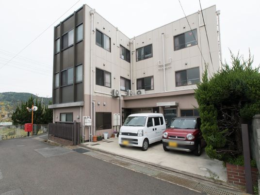 施設前の庭と駐車場