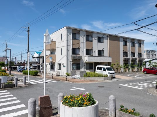 明るい日差しの外観