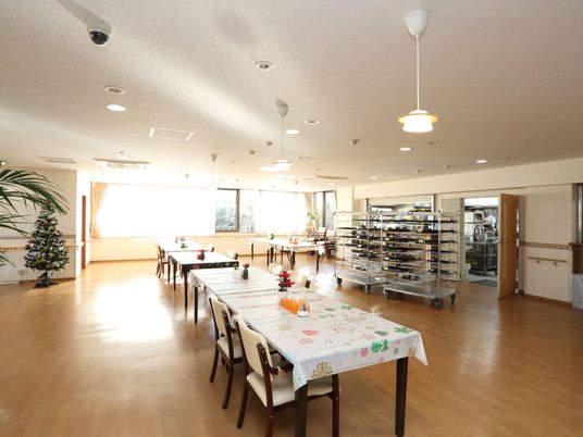  明るい食堂の様子  