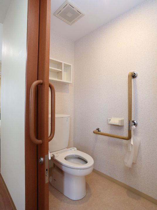 手すり付きトイレの一角 