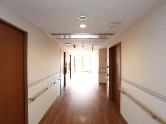 明るい施設の廊下 