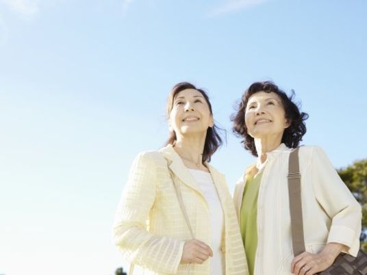 笑顔を交わす二人の女性