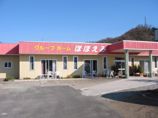 明るい外観の施設エントランス