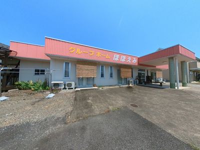 暖かみの外観の施設入口