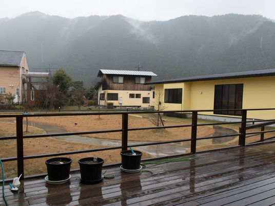 山に囲まれた施設外観