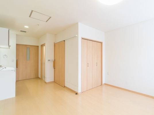 シンプルな居室の内観