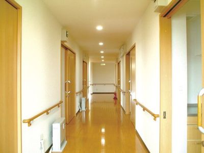 手すり付きの明るい廊下
