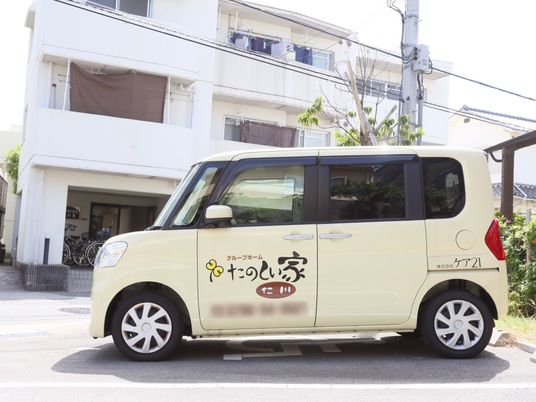 施設前の送迎車両
