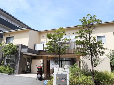 明るい日差しの外観