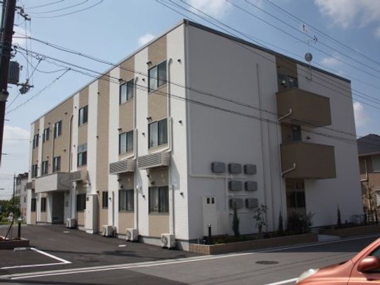 白い建物の外観