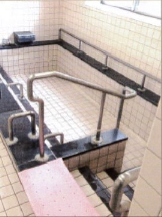 手すり付きの洗面台