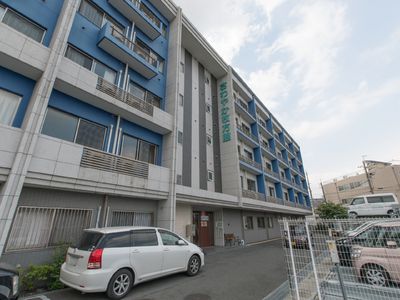 多階層のモダンな建物
