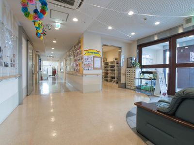 広々とした明るい廊下