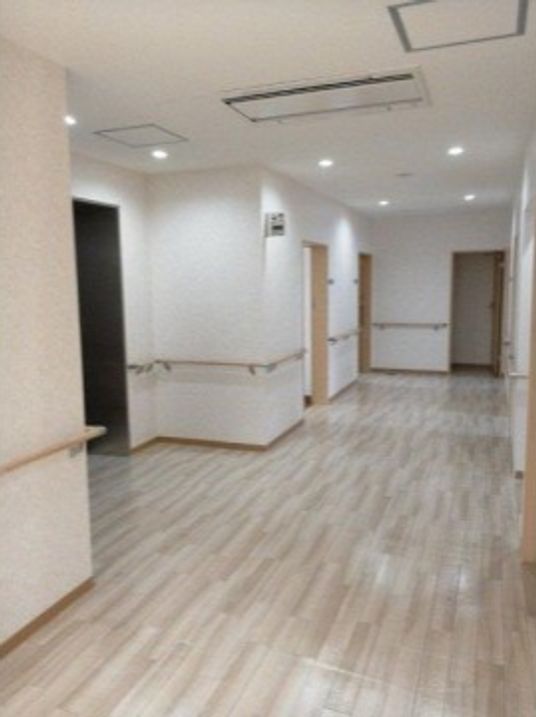 明るく清潔な廊下
